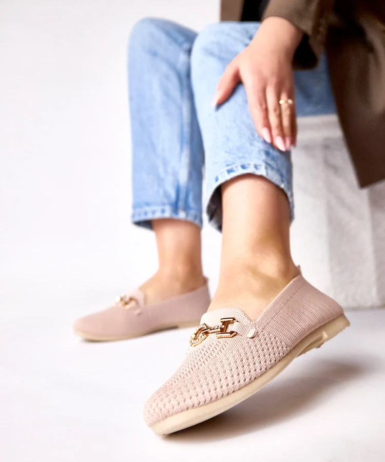 Różowe materiałowe mokasyny ze złotą ozdobą Mathilde