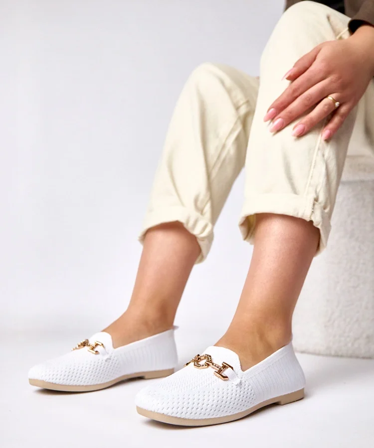Białe materiałowe mokasyny ze złotą ozdobą Mathilde