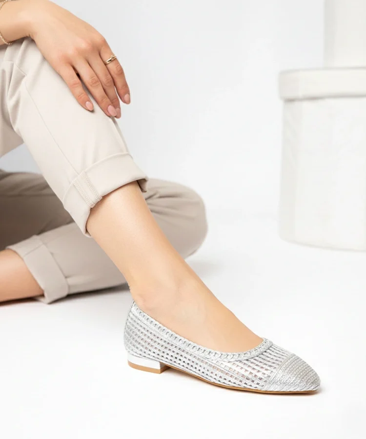 Srebrne ażurowe balerinki na niskim obcasie Simone