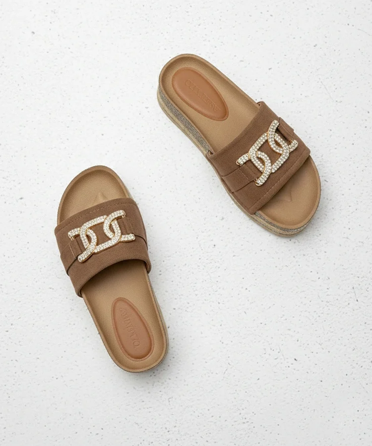 Brązowe klapki na platformie z błyszczącymi ozdobami Faustine