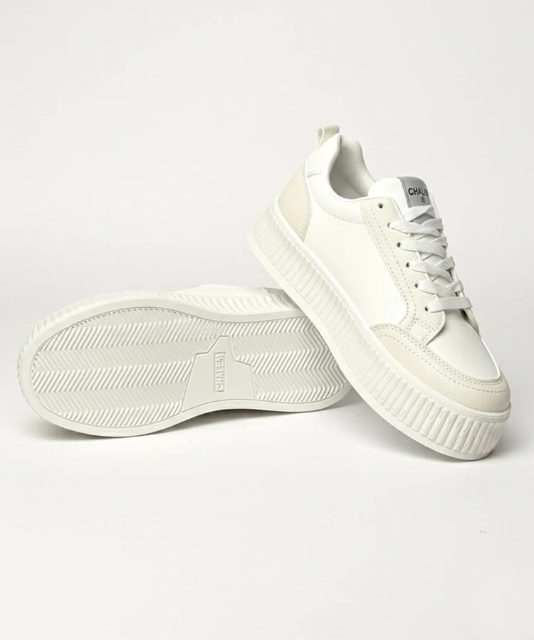 Białe sneakersy na platformie Solange