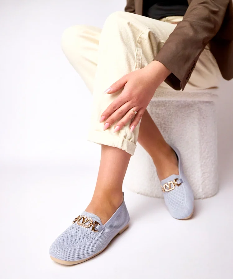 Szare materiałowe mokasyny ze złotą ozdobą Bianca