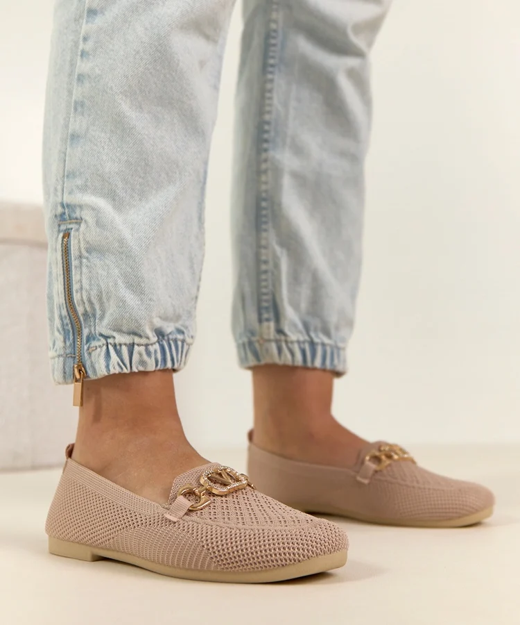 Różowe materiałowe mokasyny ze złotą ozdobą Bianca