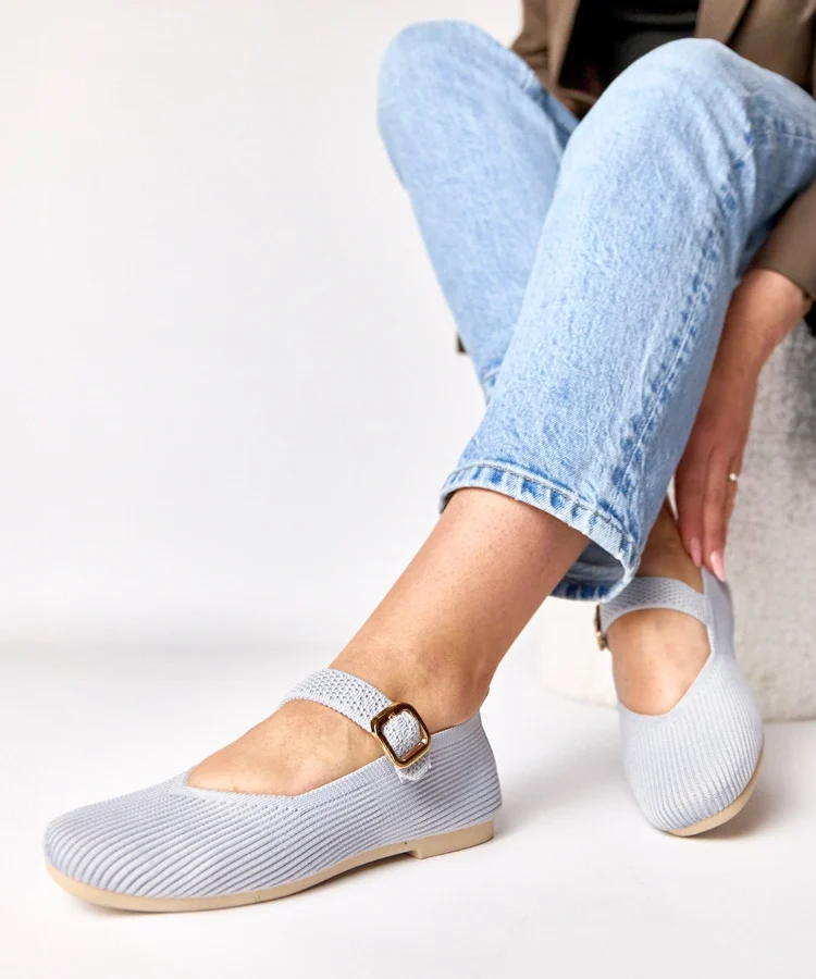 Szare balerinki materiałowe zapinane na pasek Donatella