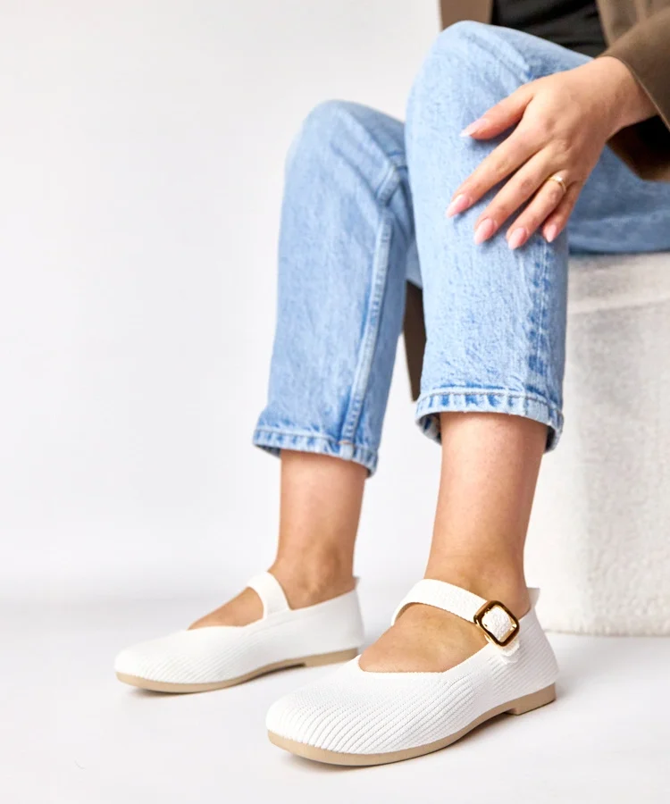 Białe balerinki materiałowe zapinane na pasek Donatella