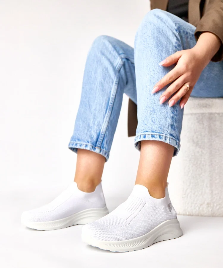 Białe sneakersy materiałowe wsuwane Gaia