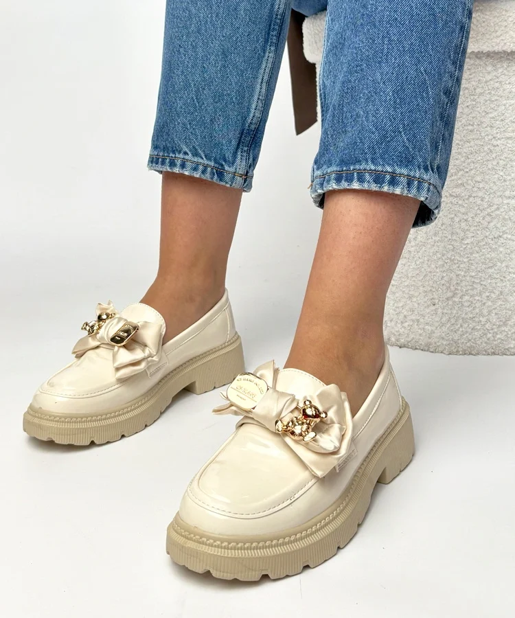 Beżowe lakierowane mokasyny z ozdobą Isabella