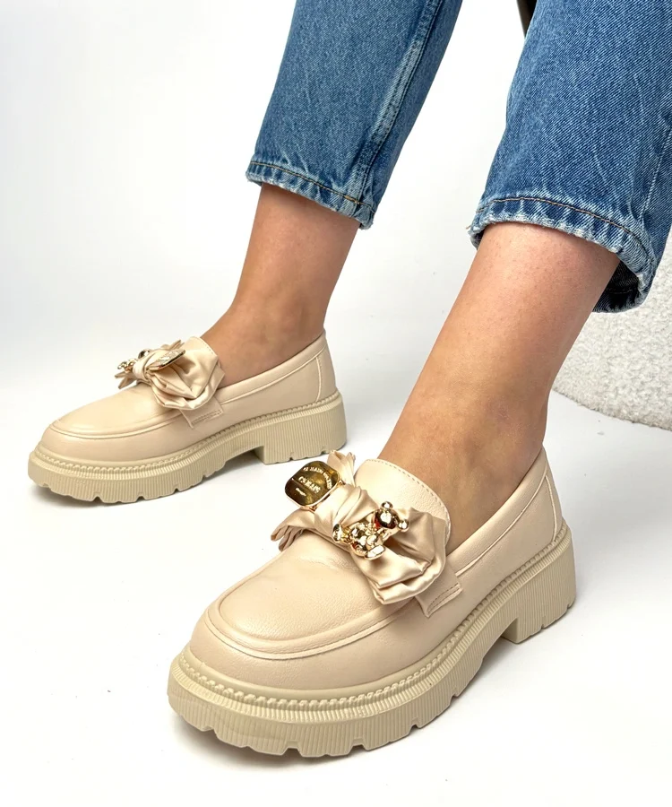 Beżowe mokasyny z ozdobą Isabella