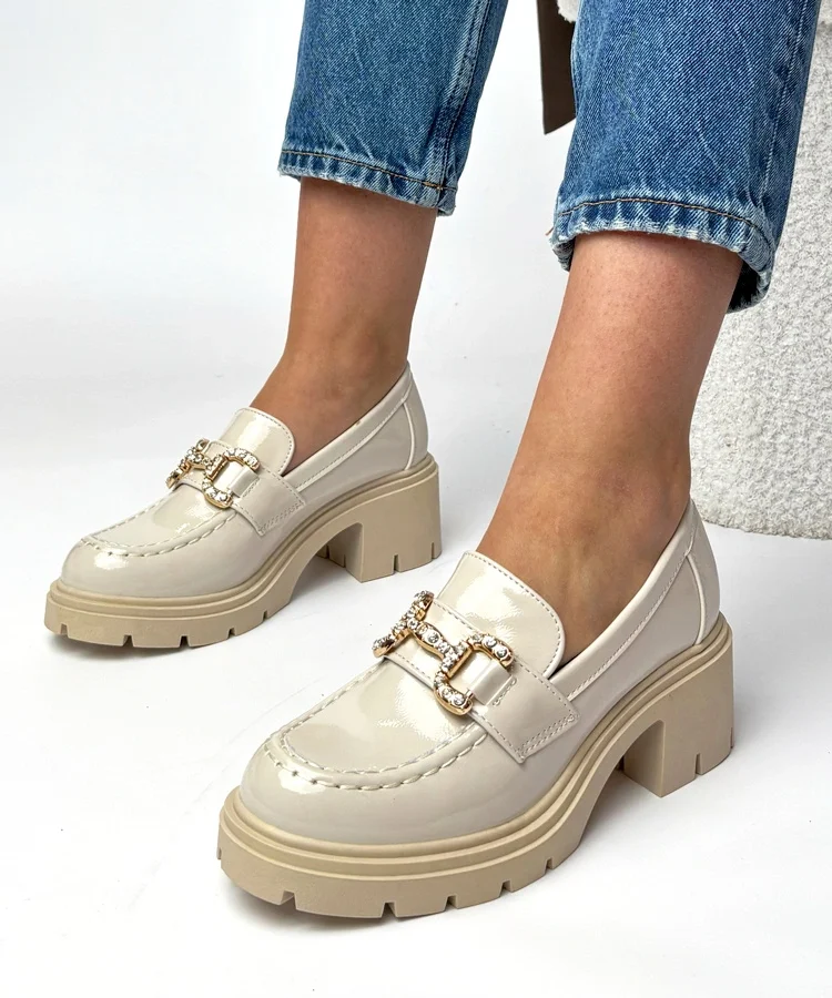 Beżowe lakierowane mokasyny na obcasie z cyrkoniami Paola