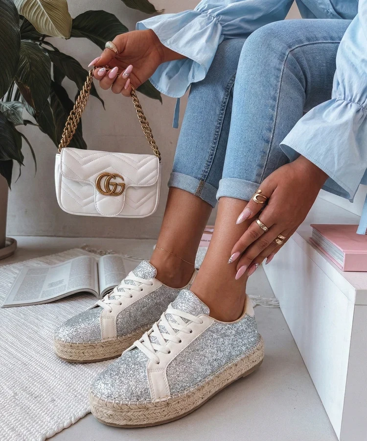 Srebrne damskie espadryle zdobione brokatem Taredo