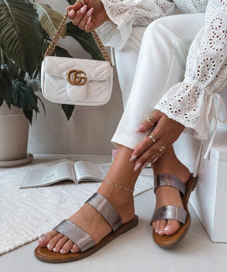 Szare klapki damskie z paskami Fariza