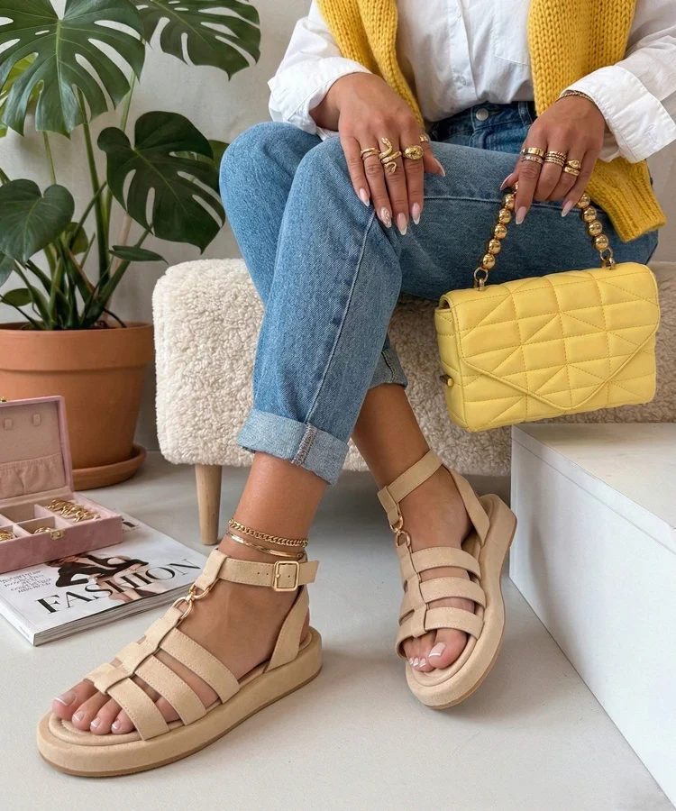 Beżowe sandały rzymianki zapinane na kostce Nargiz