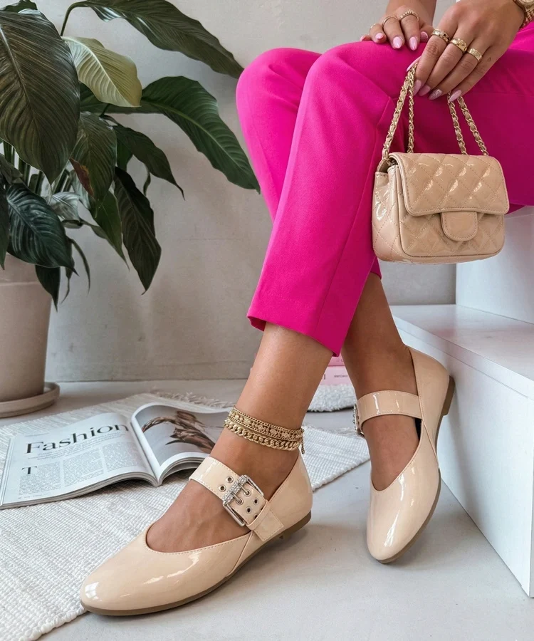 Beżowe lakierowane balerinki z ozdobną klamerką Damia