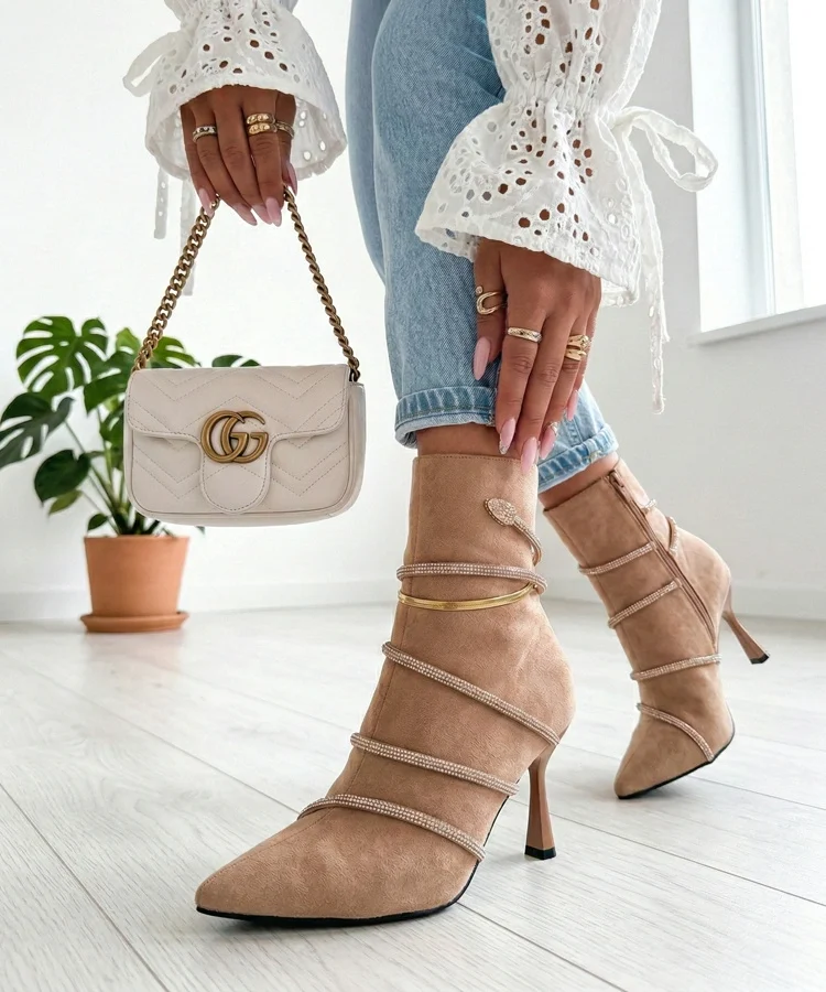 Beżowe botki na szpilce zdobione cyrkoniami Nethe