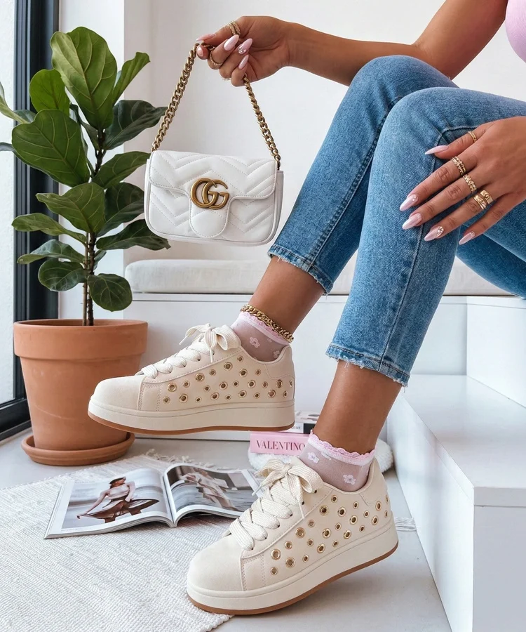 Beżowe sneakersy na platformie z nitami Adelis