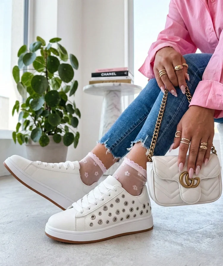 Białe sneakersy na platformie z nitami Adelis