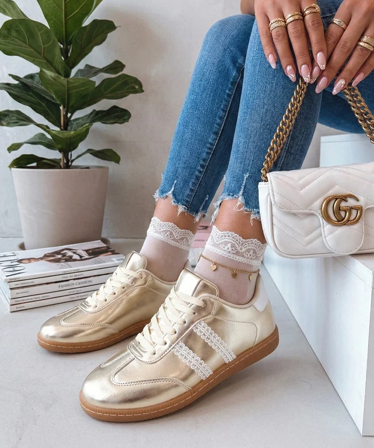 Złote sneakersy damskie z satynowymi sznurówkami Madres