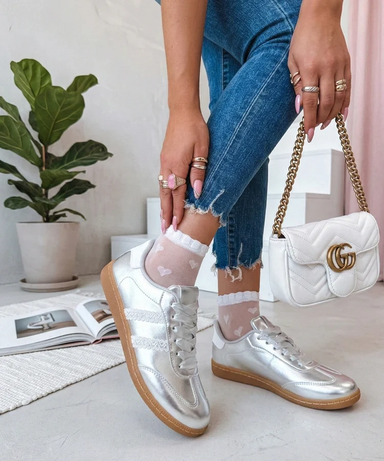 Srebrne sneakersy damskie z satynowymi sznurówkami Madres