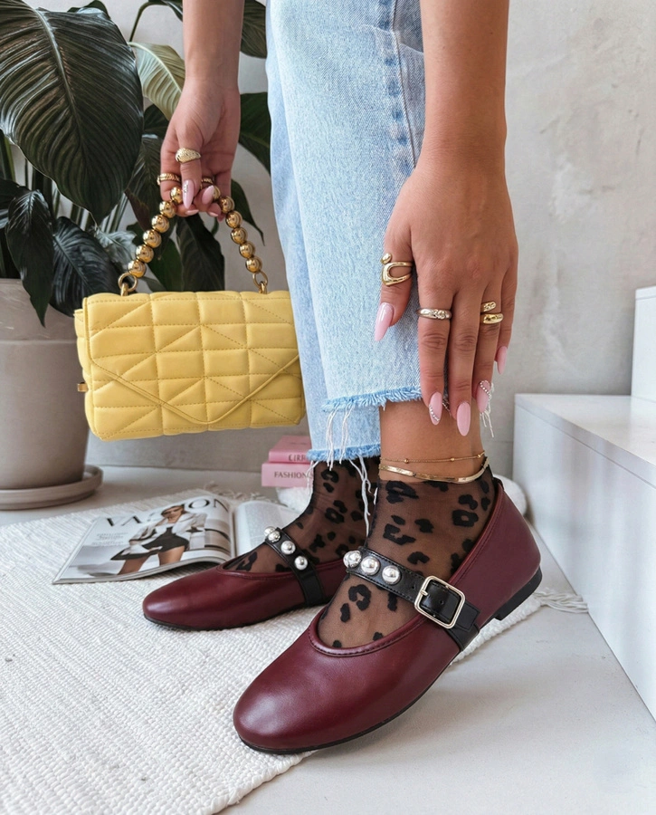 Bordowe baleriny ze zdobioną sprzączką Faira