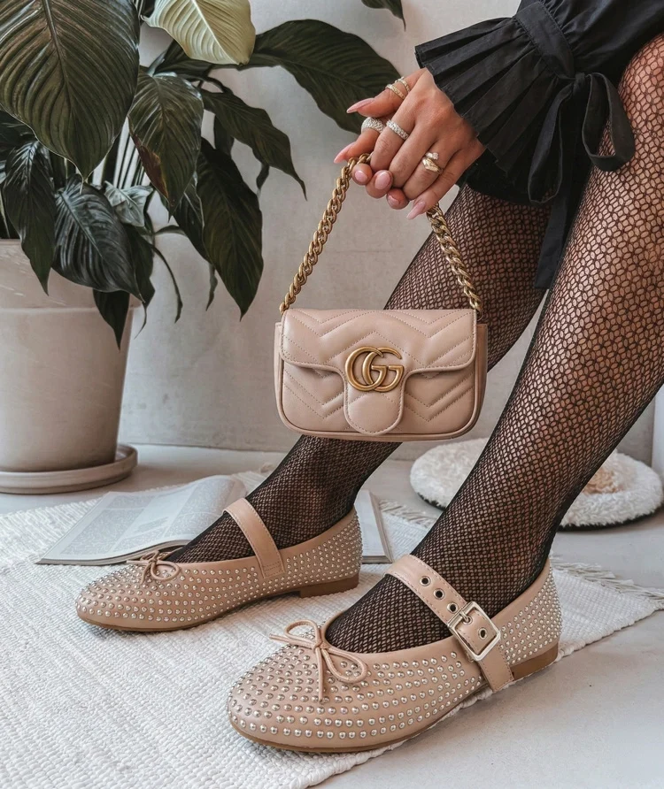 Beżowe baleriny zdobione ćwiekami i kokardką Mylie