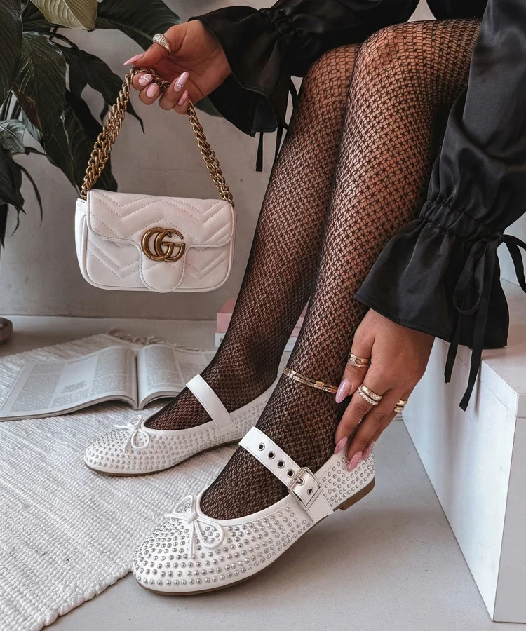 Białe baleriny zdobione ćwiekami i kokardką Mylie