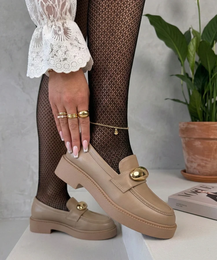 Beżowe mokasyny ze złotą ozdobą Ella