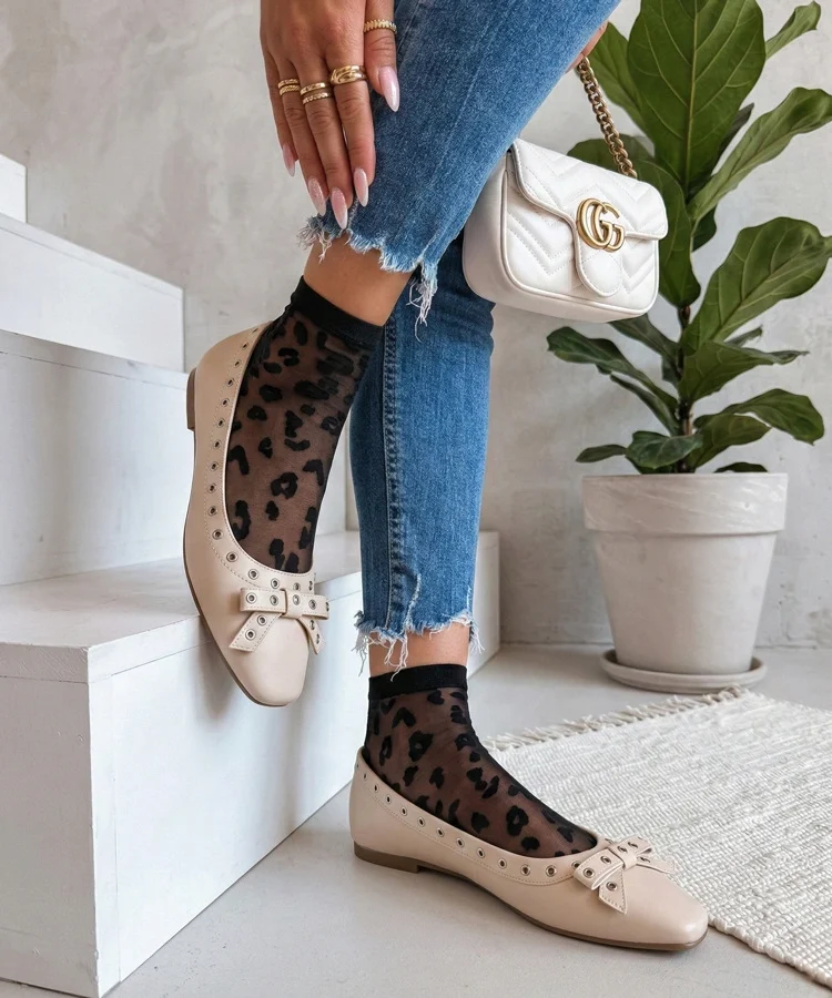 Beżowe baleriny z ozdobnymi oczkami i kokardką Baisa