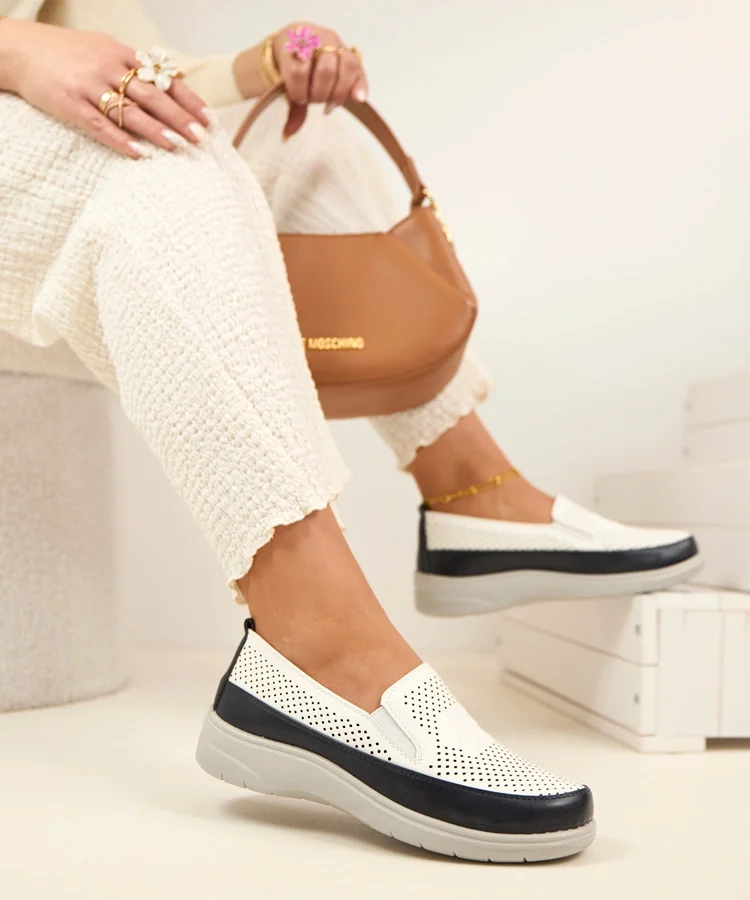 Biało-Granatowe Ażurowe Wsuwane Półbuty Aurelle