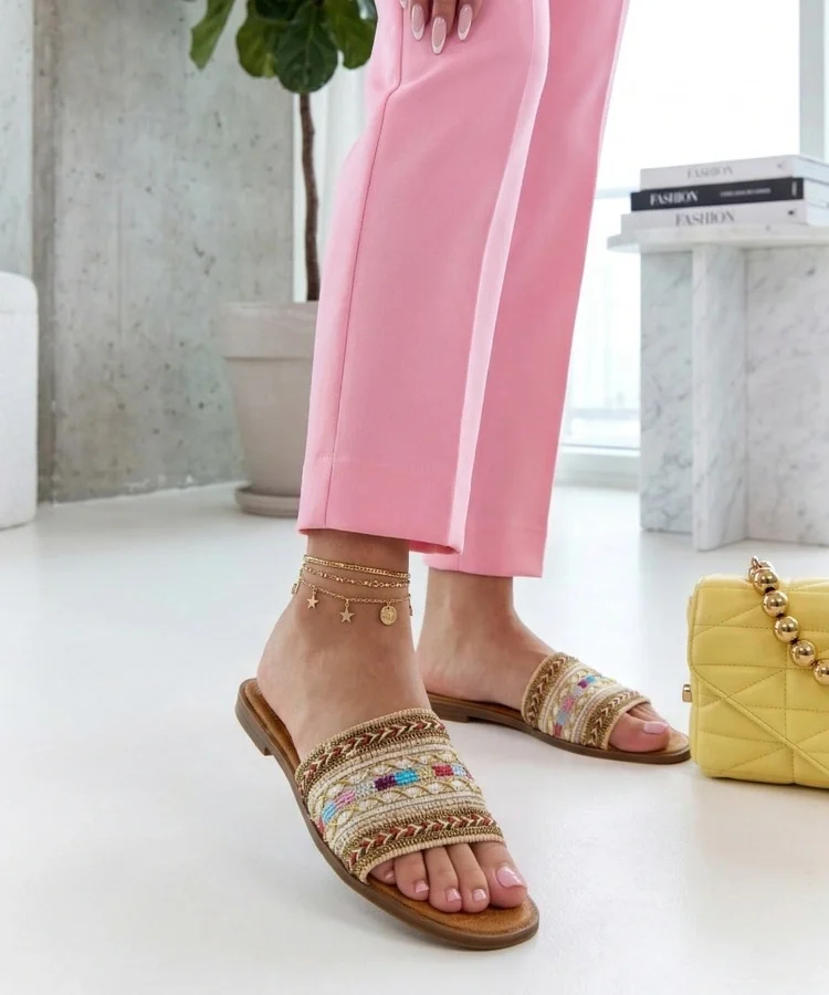 Beżowe Klapki Ozdobione Kolorową Plecionką Isabelle