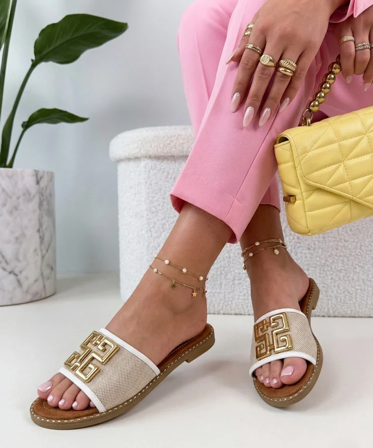 Białe Klapki Zdobione Złotą Klamerką Juliette