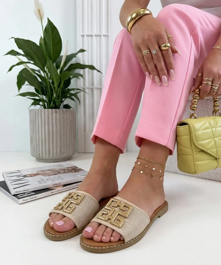 Beżowe Klapki Zdobione Złotą Klamerką Juliette