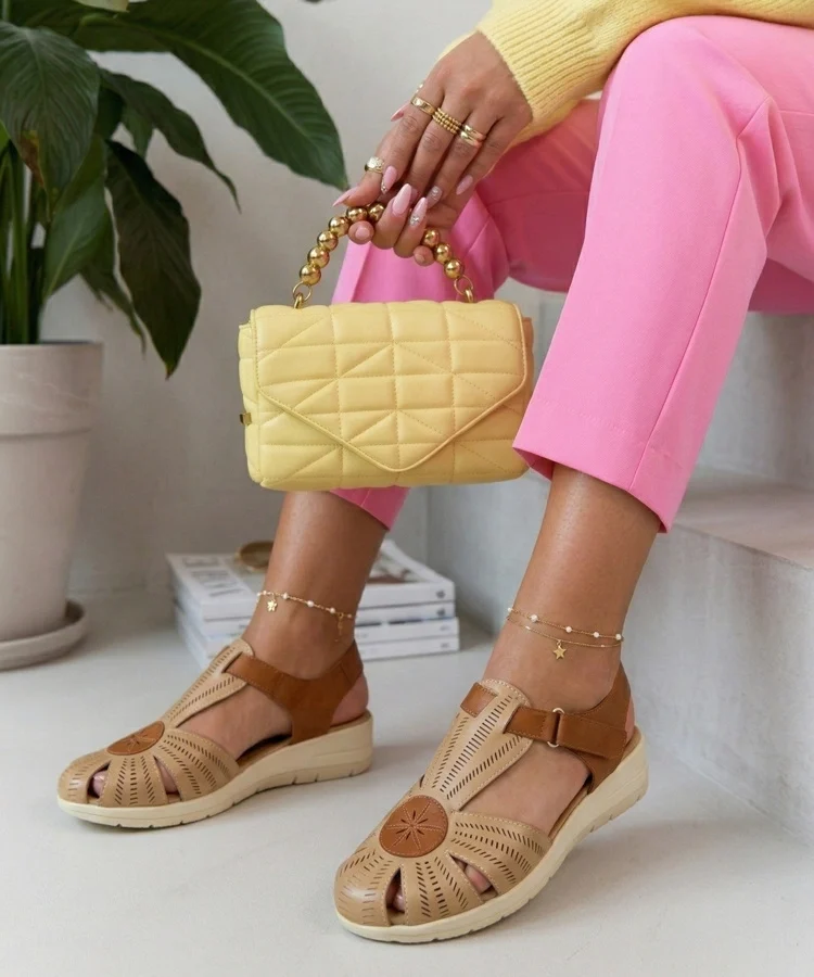 Beżowe Sandały Na Niskiej Koturnie Cosima