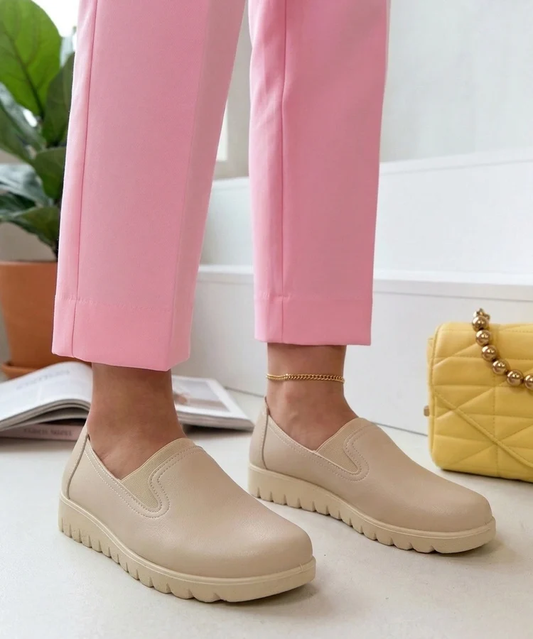 Beżowe Wsuwane Półbuty Na Niskiej Koturnie Isolde