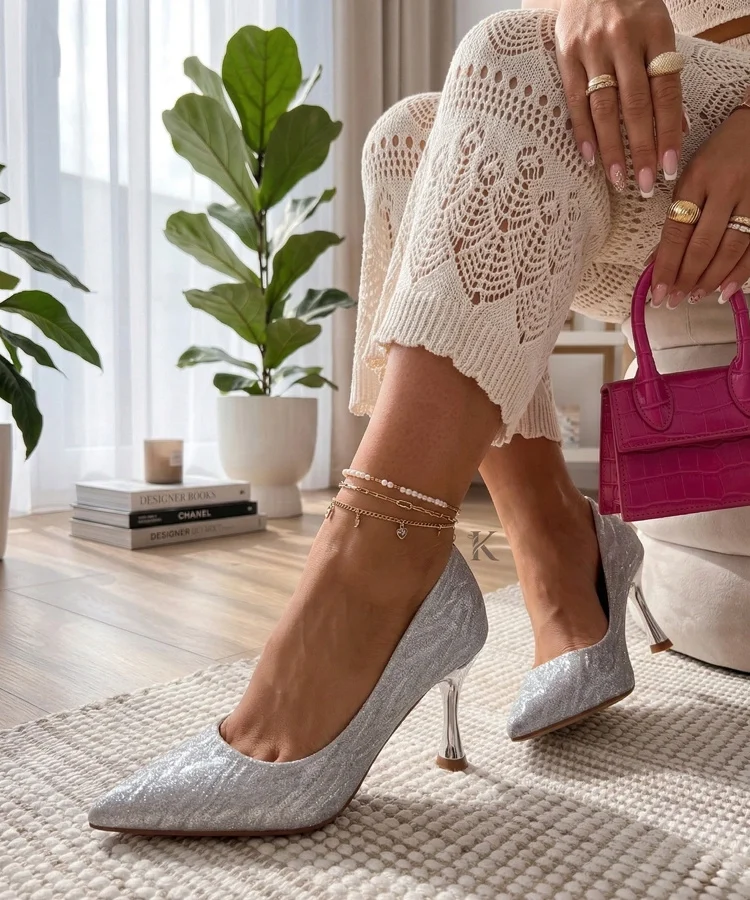 Srebrne Szpilki Z Błyszczącym Wykończeniem Gwyneira