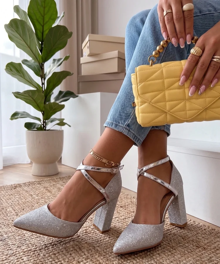 Srebrne Czółenka Błyszczące Na Słupku Matylda